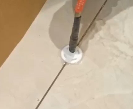 西固瓷砖空鼓维修公司专业解答瓷砖在铺贴过程中，如果没有涂抹均匀到位的粘结材料（如水泥砂浆或瓷砖胶），可能会导致以下问题