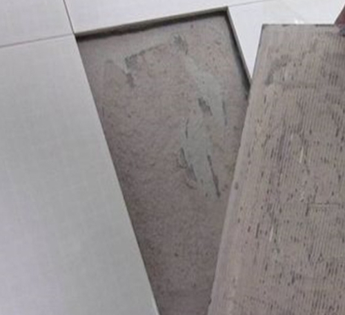 西固瓷砖空鼓维修公司分享瓷砖铺贴时如果打浆（即涂抹在瓷砖背面和基层上的砂浆或瓷砖胶）过少，会带来以下问题